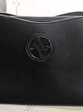 Adrienne Vittadini Black Purse – Lightweight – Multi Compartment – Perfect Condi